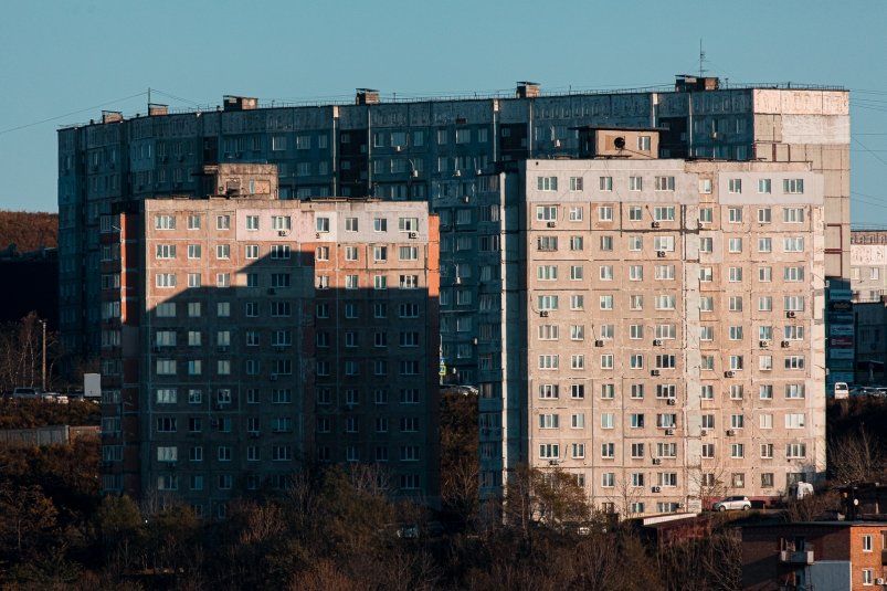 "На волоске от трагедии": ситуация возле жилого дома во Владивостоке напугала людей