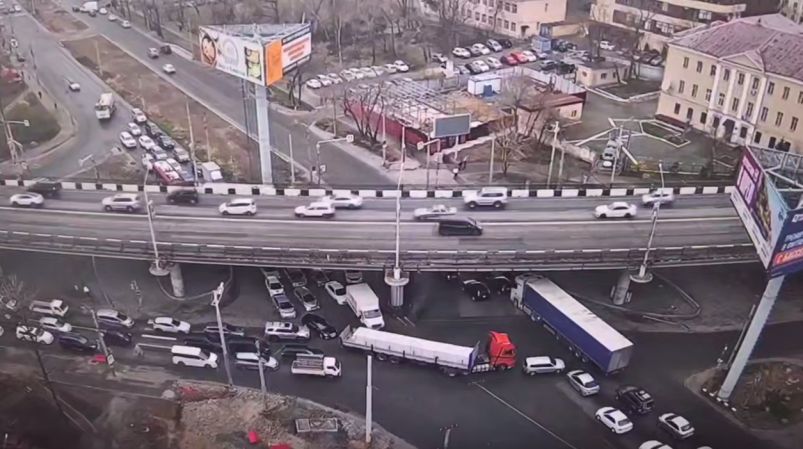 "Все намертво встало": обстановка в трафиковом районе Владивостока взбудоражила водителей