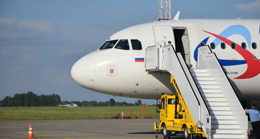 Зачем бывалые туристы всегда надевают толстовку с капюшоном в самолет - вот в чем секрет