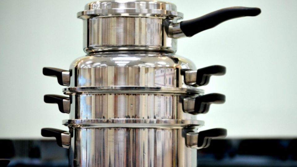 Сковородки и кастрюли сияют чистотой: они блестят, будто только из магазина — как их чистить так, чтобы все считали их новыми