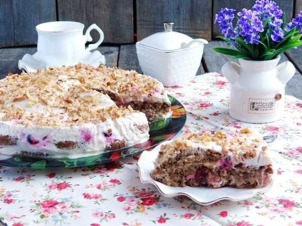 Необычный торт без выпечки: овсяное печенье и вишня в одном десерте