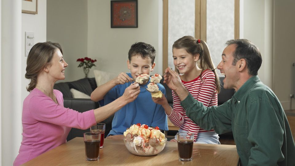 В разы вкуснее покупного: дети за 5 минут сметут со стола это домашнее мороженое