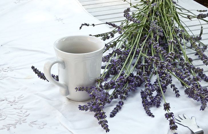 Самый эффективный метод удаления застарелых пятен на скатерти: будет сиять как новая