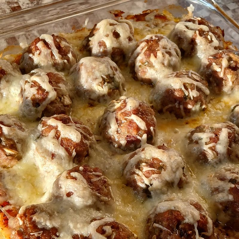 Сытная запеканка с фрикадельками и картофельным пюре: идеальный семейный ужин