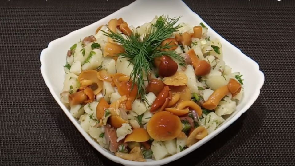 Этот салат получается невероятно вкусным даже без яиц и майонеза: гости сметут первым