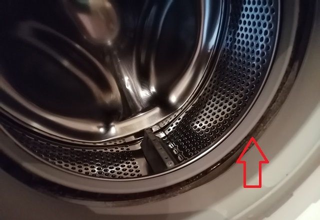 Почему резинка стиральной машины покрывается чернотой?