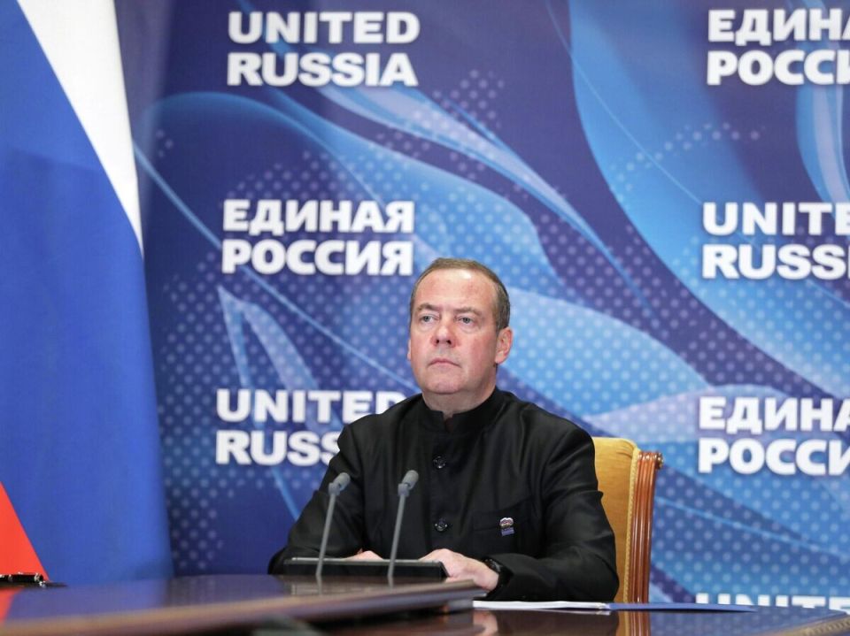 Медведев обсуждает возможные компенсации за ущерб, причиненный СССР укронацистами