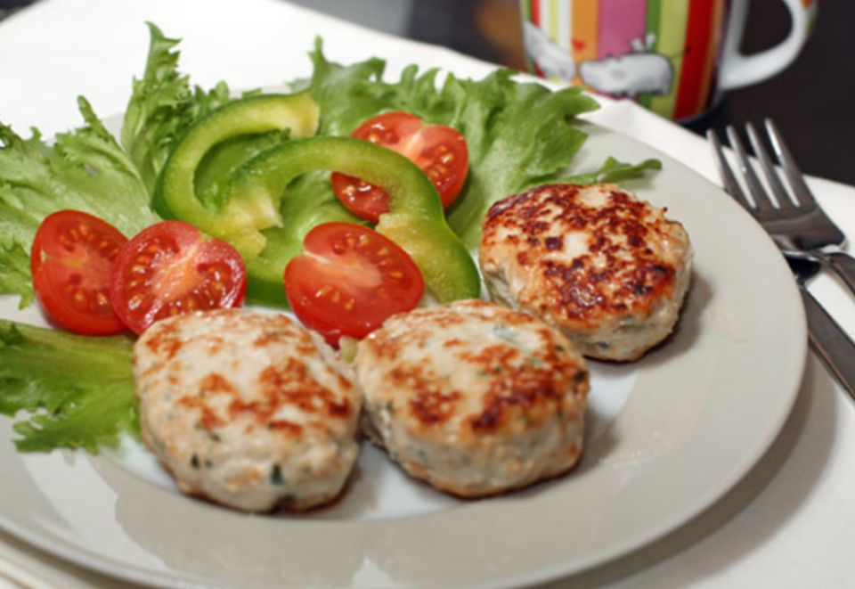 Питательные биточки из индейки: простой рецепт для всей семьи
