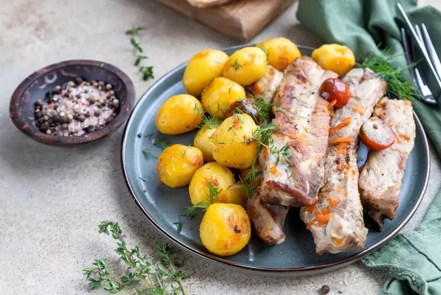 Тушёная картошка с рёбрышками: секреты вкусного обеда