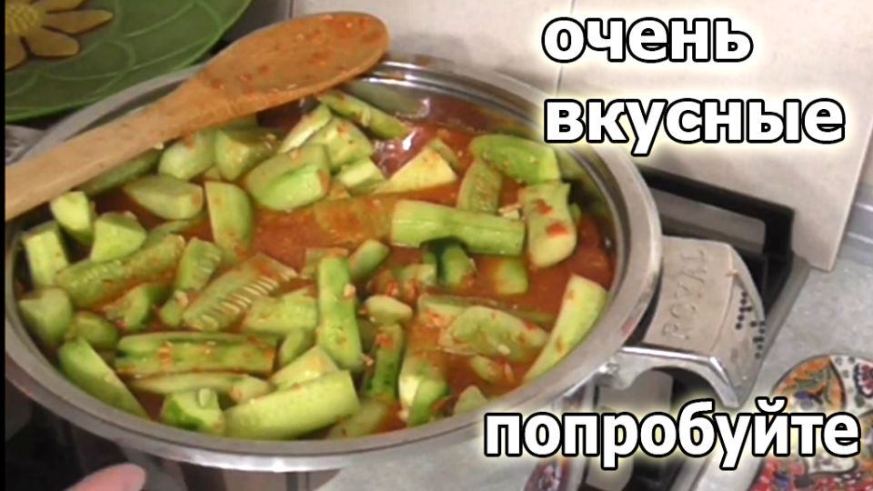 Спокойное объяснение: как переработать переросшие огурцы в острый салат