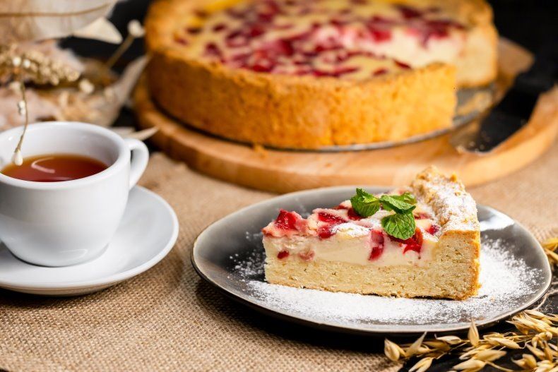 Сметанник с клубникой: спокойное объяснение вкусного домашнего десерта