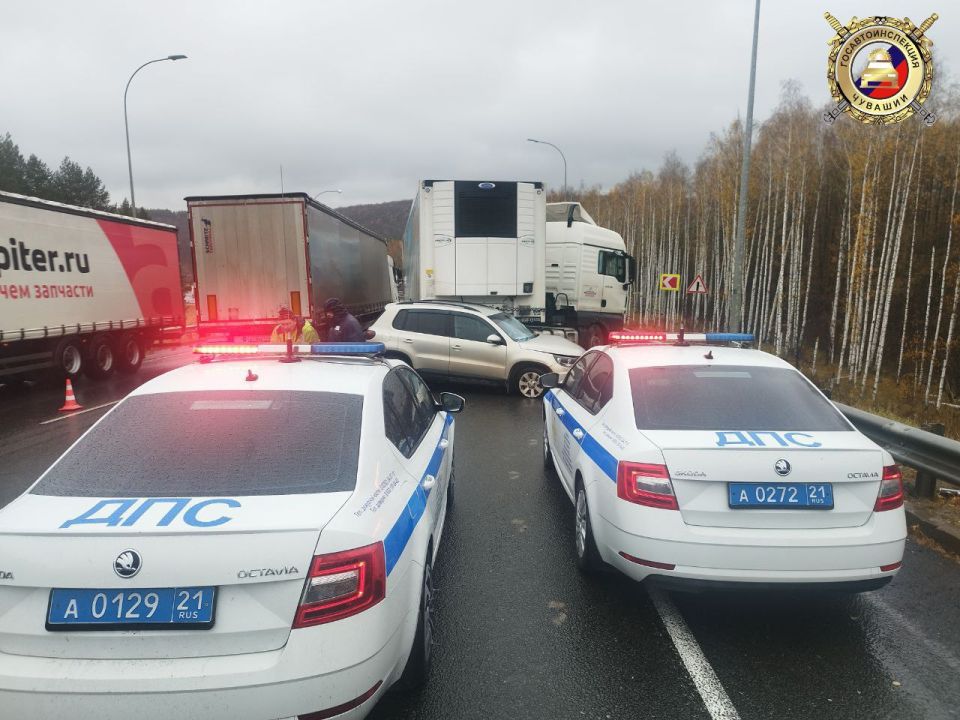 Сотрудники Госавтоинспекции работают на месте ДТП на федеральной трассе в Козловском округе