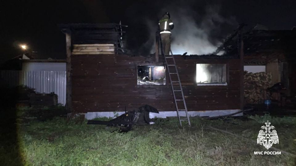 #Сводка_МЧС_Чувашии. Вечером 24 октября в Канаше загорелась баня во дворе частного дома на улице Победы