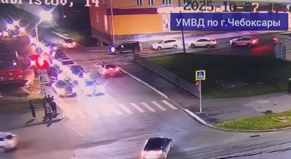 В Чебоксарах сотрудники Госавтоинспекции разбираются в обстоятельствах ДТП, в котором пострадали две девушки