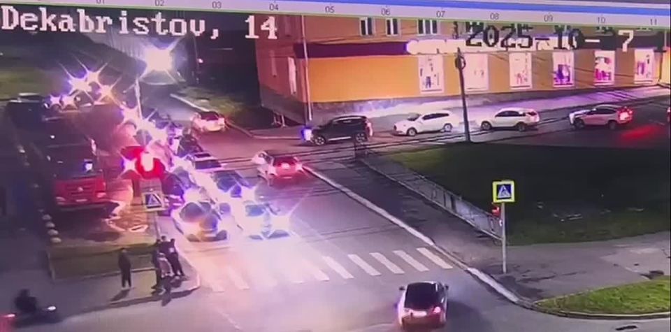 В Чебоксарах на улице Декабристов автомобиль сбил двух девушек, перебегавших дорогу вне перехода