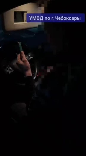 Полицейские Чебоксар нашли подозреваемого в угоне иномарки спящим внутри похищенного автомобиля