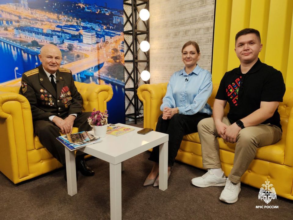 Сейчас в прямом эфире программы "Доброе утро" на Национальном телевидении Чувашии Почётный ветеран МЧС России, кавалер двух орденов Мужества полковник внутренней службы в отставке Василий Нягин поздравляет ветеранов и...