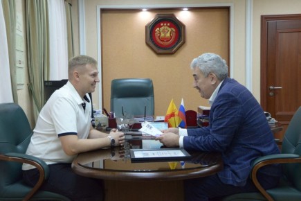 Леонид Черкесов: Обсудил с талантливым чувашским баянистом Егором Матвеевским перспективы развития народной инструментальной музыки
