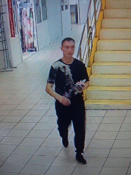 В Чебоксарах полицейские устанавливают личность мужчины, подозреваемого в краже более 50 тысяч рублей с чужого счета