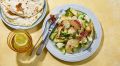 Летний хит: салат с персиками и моцареллой под вкуснейшей дуккой