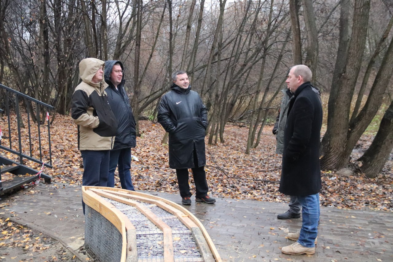 Дождь для нас не помеха!. Провели очередное выездное совещание на Соборной площади Дождь для нас не помеха!. Провели очередное выездное совещание на Соборной площади