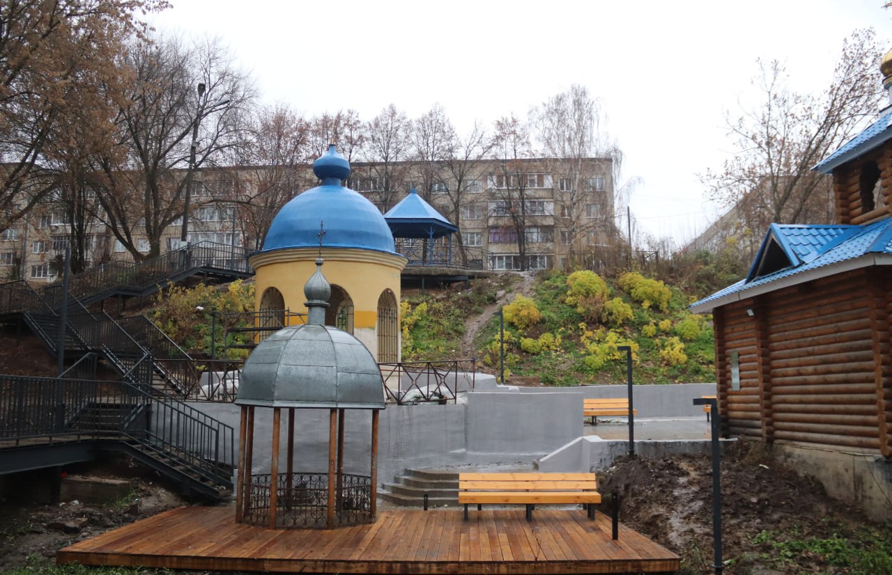 Дождь для нас не помеха!. Провели очередное выездное совещание на Соборной площади Дождь для нас не помеха!. Провели очередное выездное совещание на Соборной площади