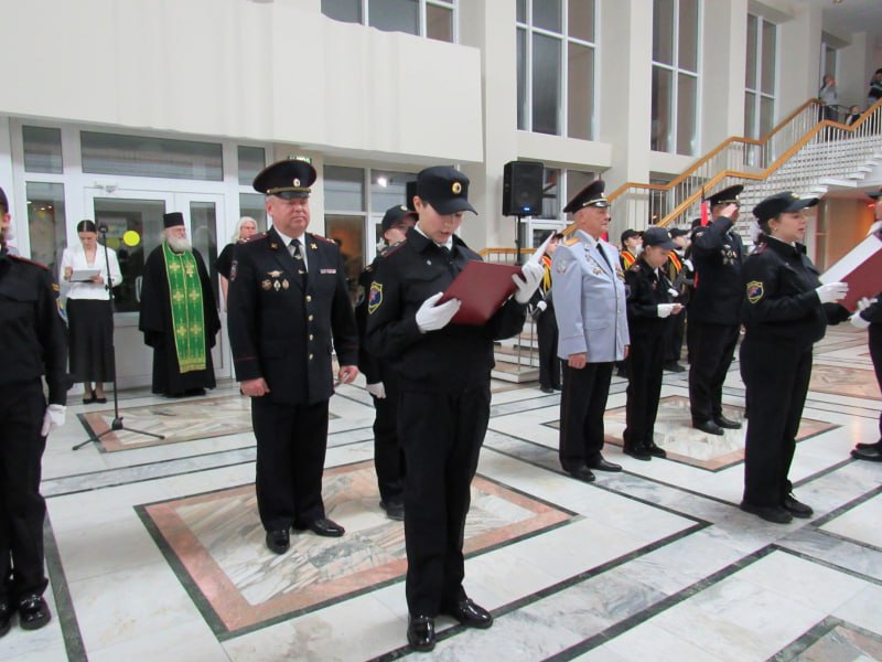 В Чувашии сотрудники полиции, ветераны органов внутренних дел и представители Общественного совета при МВД приняли участие в торжественном принятии присяги в Детской полицейской академии В Чувашии сотрудники полиции, ветераны органов внутренних дел и представители Общественного совета при МВД приняли участие в торжественном принятии присяги в Детской полицейской академии