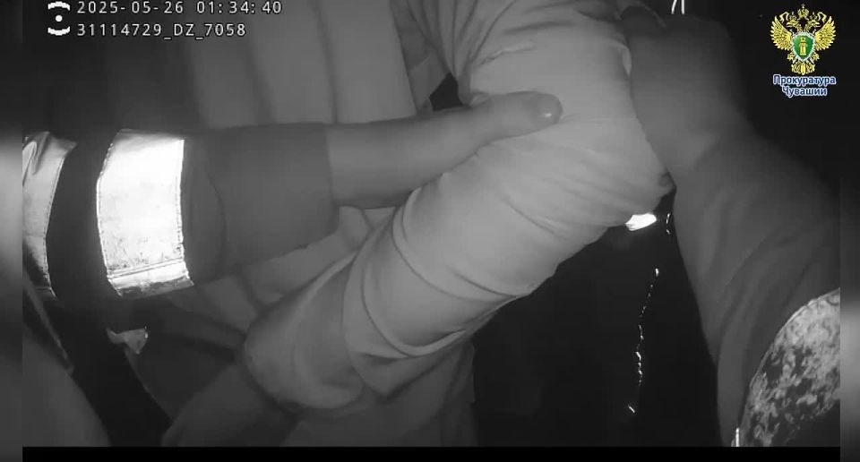 Чрезмерные эмоции, выраженные в состоянии опьянения в отношении сотрудников правопорядка, стали причиной возбуждения уголовного дела сразу по нескольким уголовным статьям