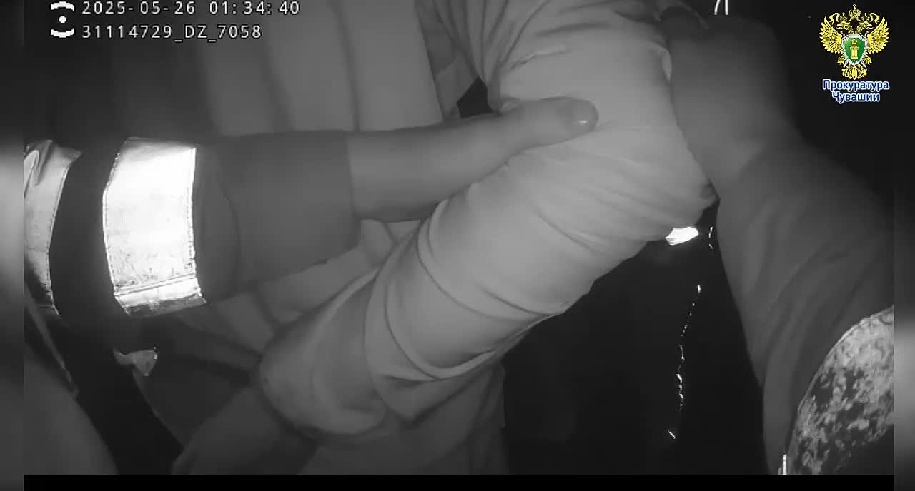 Чрезмерные эмоции, выраженные в состоянии опьянения в отношении сотрудников правопорядка, стали причиной возбуждения уголовного дела сразу по нескольким уголовным статьям