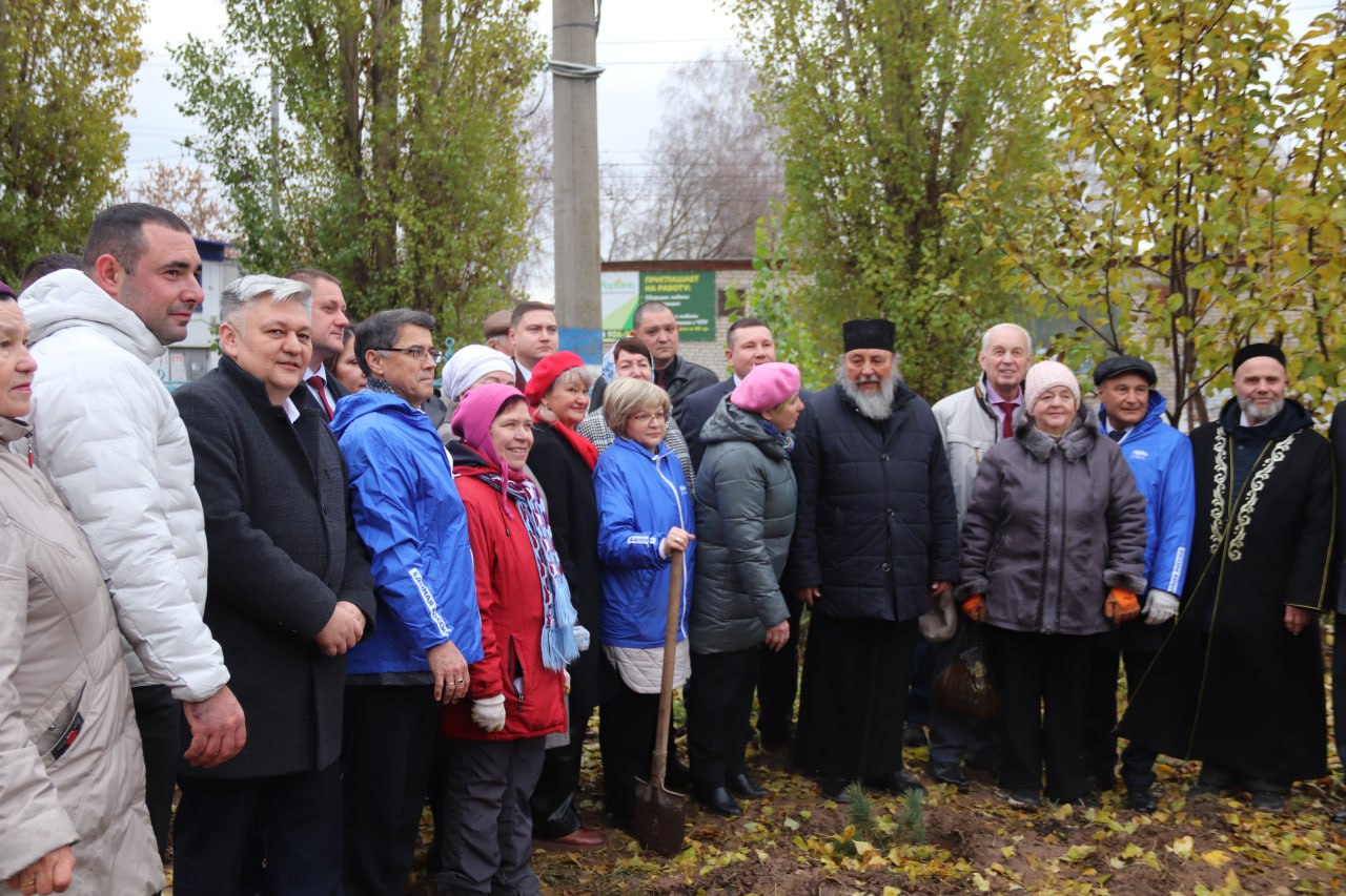 Сегодня на территории мечети состоялась акция по посадке кедра Сегодня на территории мечети состоялась акция по посадке кедра