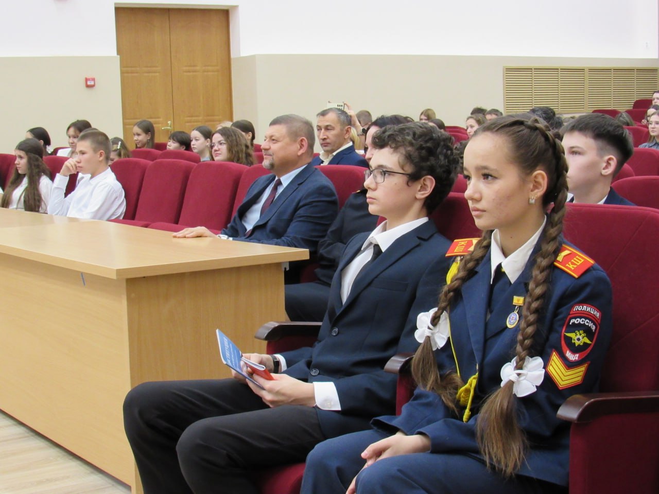 В Чувашии в преддверии Дня народного единства сотрудники полиции совместно с активистами «Движения Первых» вручили первые паспорта 35 школьникам В Чувашии в преддверии Дня народного единства сотрудники полиции совместно с активистами «Движения Первых» вручили первые паспорта 35 школьникам