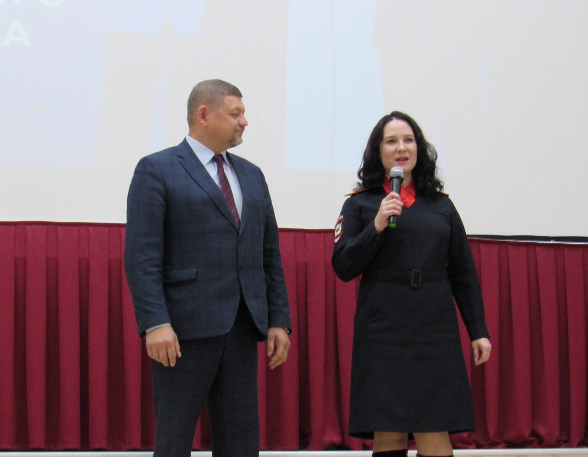 В Чувашии в преддверии Дня народного единства сотрудники полиции совместно с активистами «Движения Первых» вручили первые паспорта 35 школьникам В Чувашии в преддверии Дня народного единства сотрудники полиции совместно с активистами «Движения Первых» вручили первые паспорта 35 школьникам