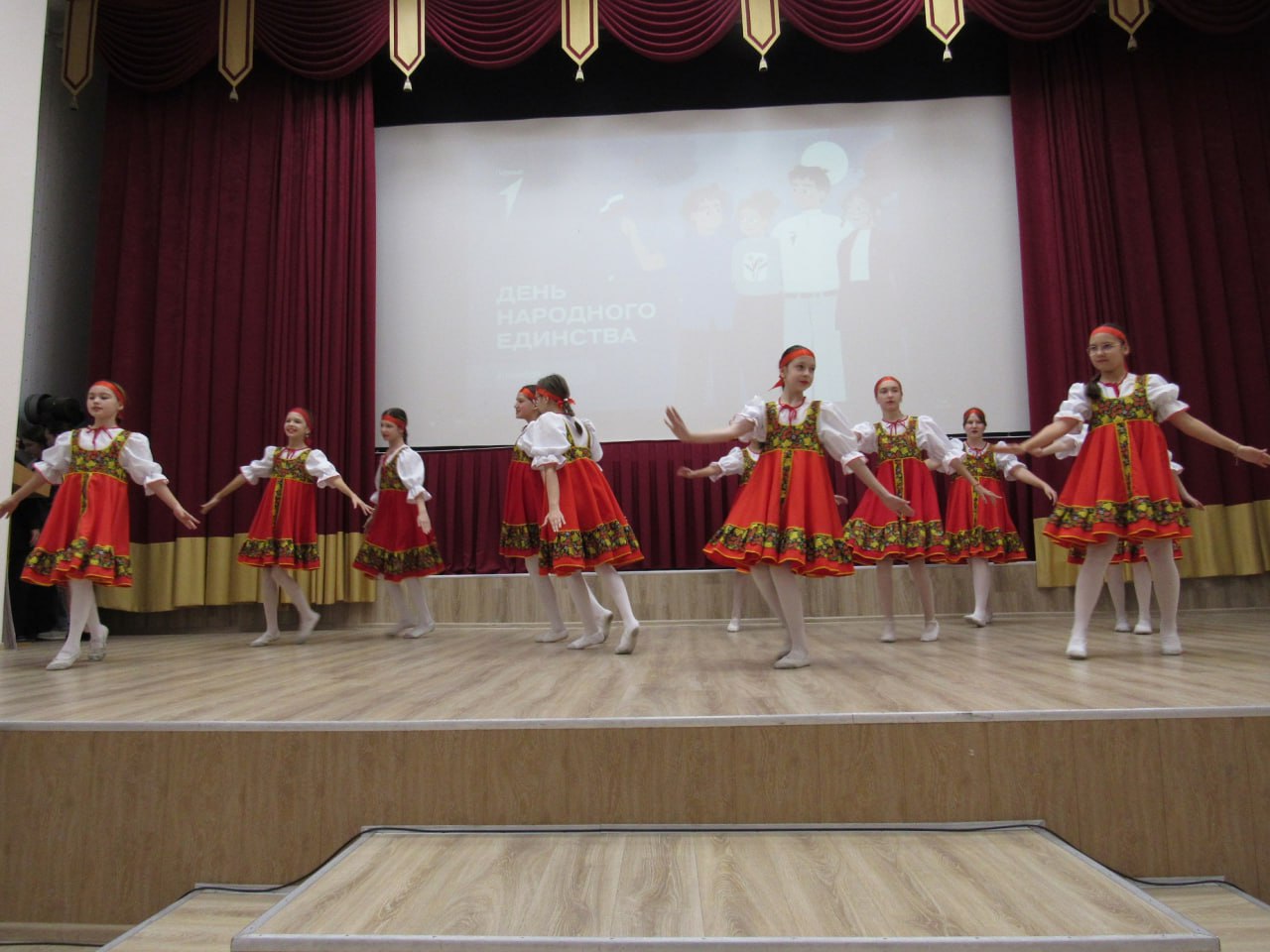 В Чувашии в преддверии Дня народного единства сотрудники полиции совместно с активистами «Движения Первых» вручили первые паспорта 35 школьникам В Чувашии в преддверии Дня народного единства сотрудники полиции совместно с активистами «Движения Первых» вручили первые паспорта 35 школьникам