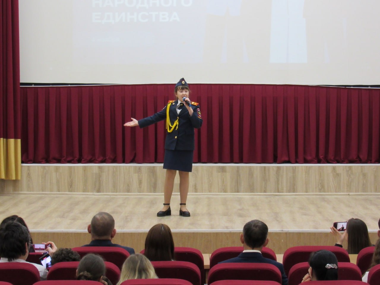 В Чувашии в преддверии Дня народного единства сотрудники полиции совместно с активистами «Движения Первых» вручили первые паспорта 35 школьникам В Чувашии в преддверии Дня народного единства сотрудники полиции совместно с активистами «Движения Первых» вручили первые паспорта 35 школьникам