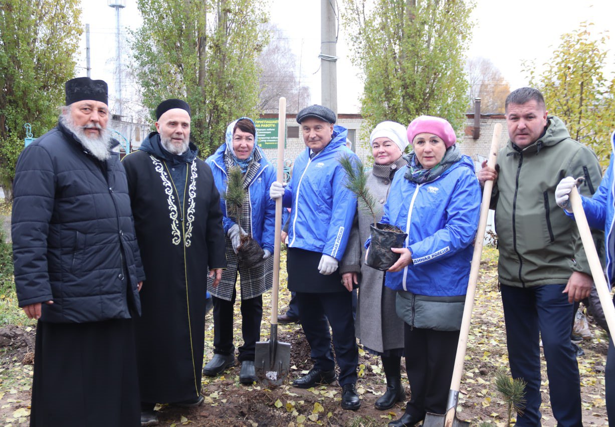 Сегодня на территории мечети состоялась акция по посадке кедра Сегодня на территории мечети состоялась акция по посадке кедра
