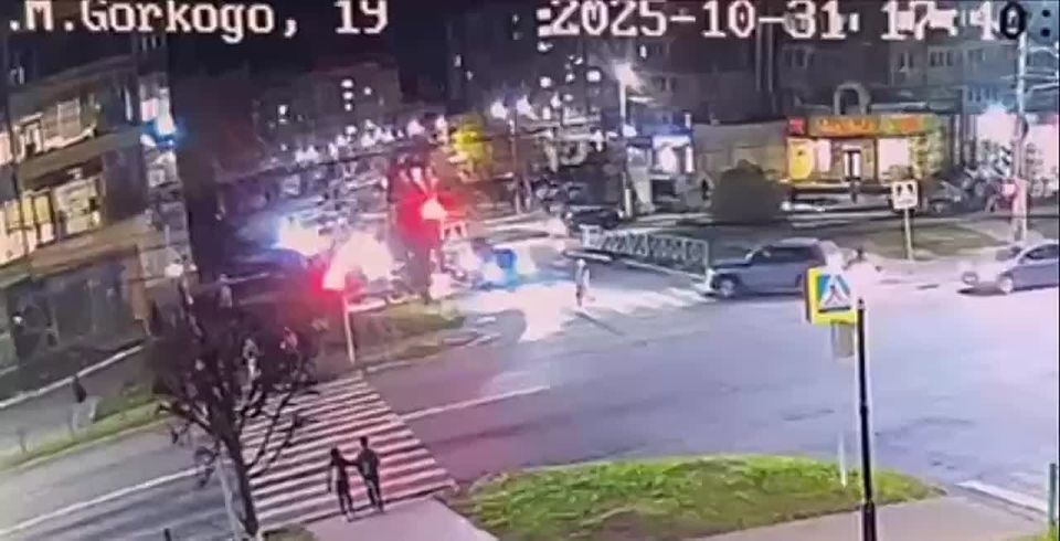 В Чебоксарах на проспекте Горького автомобиль сбил подростка, перебегавшего дорогу на красный сигнал светофора