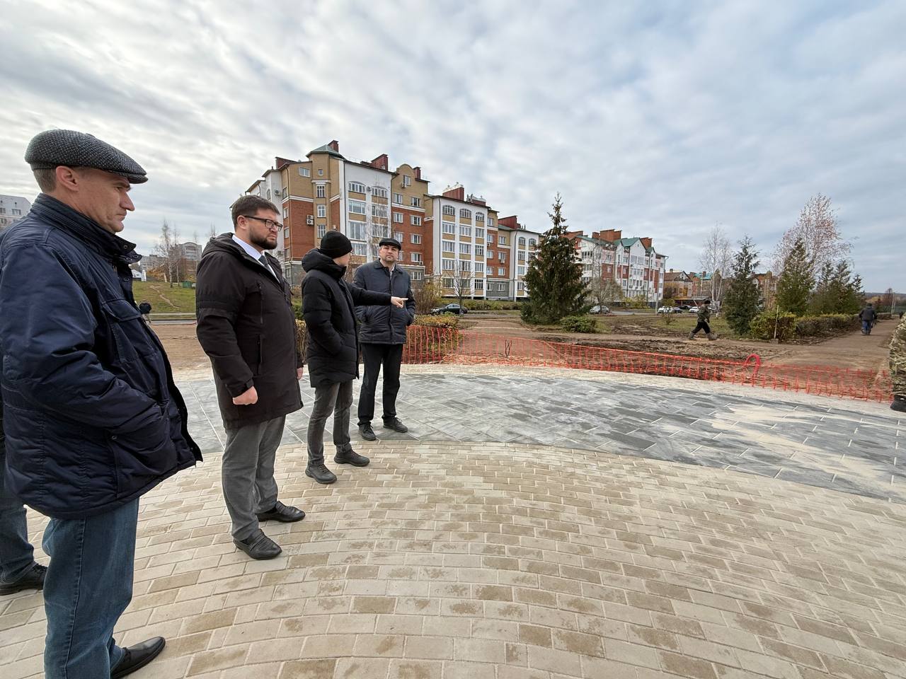 Следующая остановка — сквер имени Семена Ислюкова, который мы преображаем по нацпроекту «Жилье и городская среда» Следующая остановка — сквер имени Семена Ислюкова, который мы преображаем по нацпроекту «Жилье и городская среда»