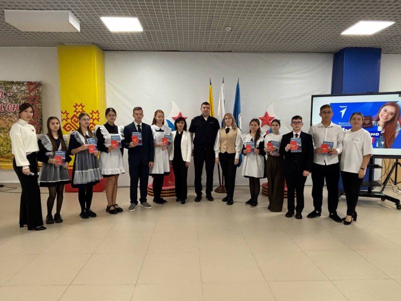 В преддверии Дня народного единства в Чувашии первые паспорта получили 60 школьников республики