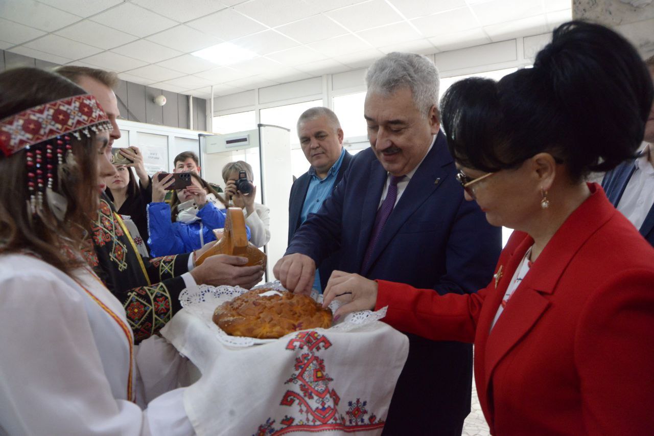Леонид Черкесов: Поздравил своих земляков, шумерлинцев, с  90-летием со дня образования  муниципального округа!