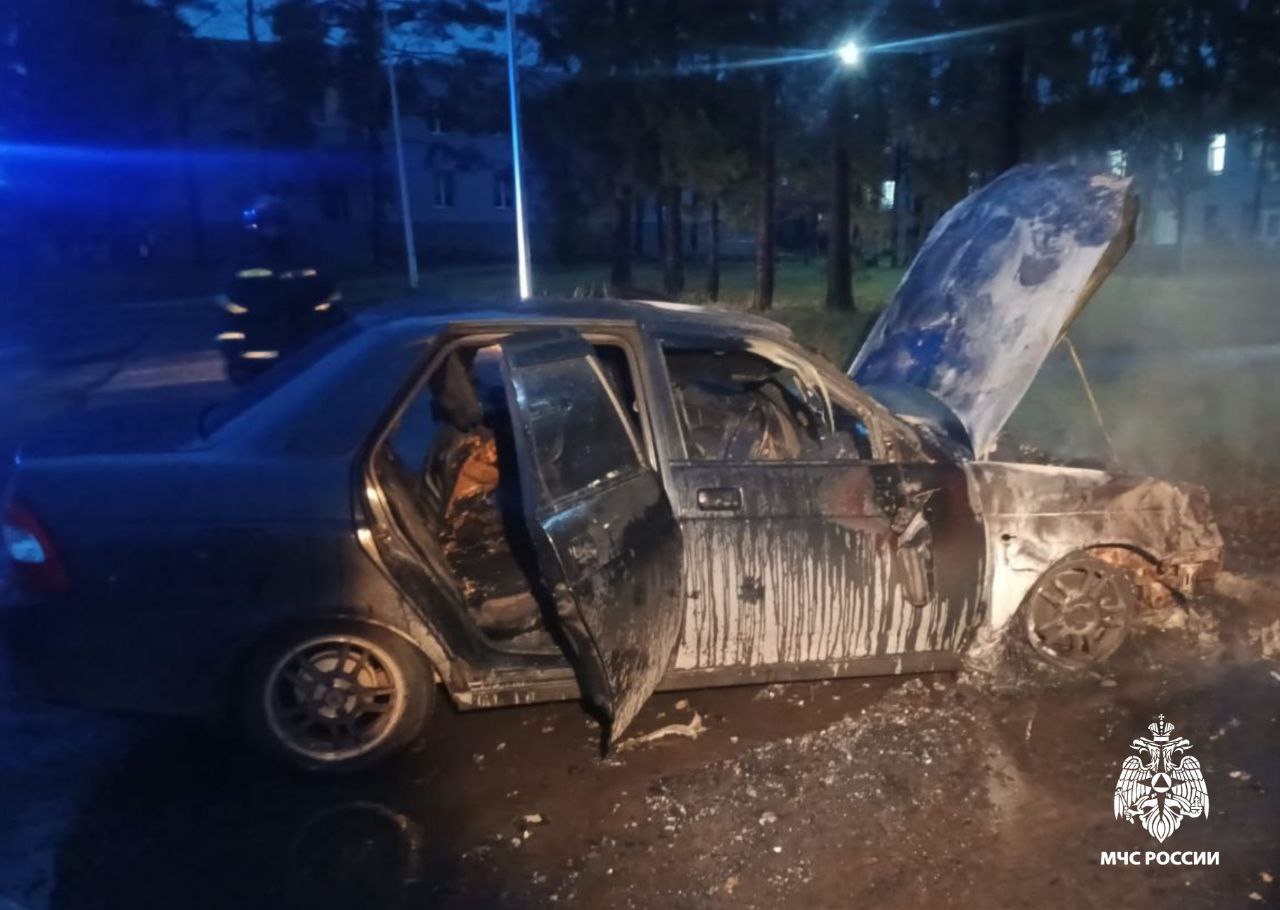 Вчера в селе Шихазаны Канашского округа во дворе дома на улице Епифанова сгорел автомобиль Лада Приора 2008 года выпуска