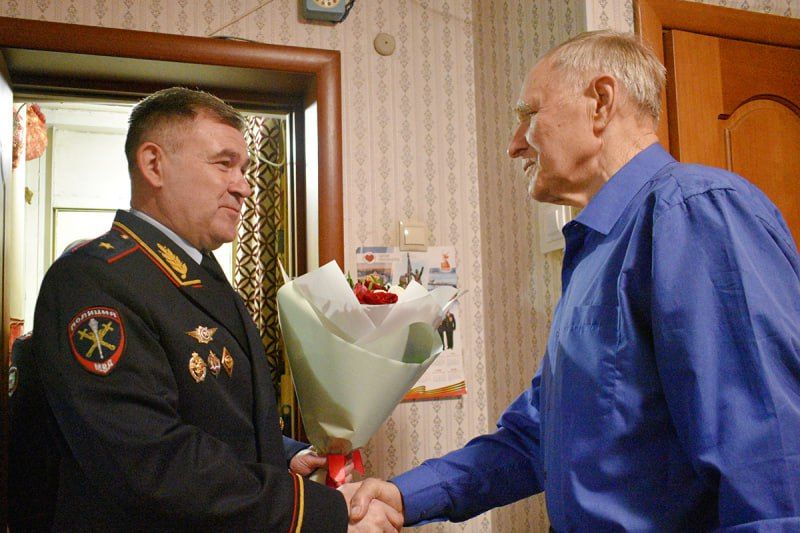 В Чувашии полицейские поздравили с юбилеем почетного председателя республиканской общественной организации ветеранов внутренних дел генерал-майора милиции Михаила Федоровича Киселева