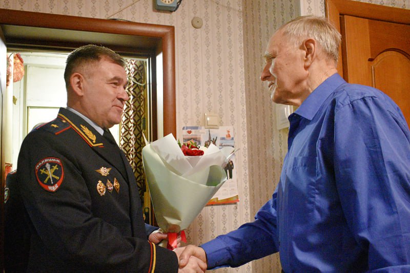 В Чувашии полицейские поздравили с юбилеем почетного председателя республиканской общественной организации ветеранов внутренних дел генерал-майора милиции Михаила Федоровича Киселева