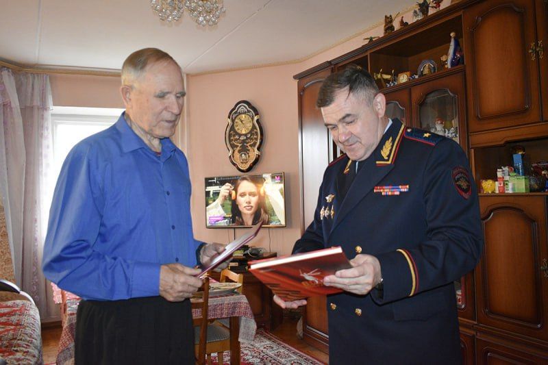 В Чувашии полицейские поздравили с юбилеем почетного председателя республиканской общественной организации ветеранов внутренних дел генерал-майора милиции Михаила Федоровича Киселева В Чувашии полицейские поздравили с юбилеем почетного председателя республиканской общественной организации ветеранов внутренних дел генерал-майора милиции Михаила Федоровича Киселева