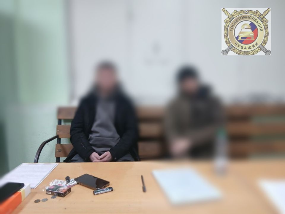 Ненастный вечер. Двое идут там, где обычно прогулка - редкость