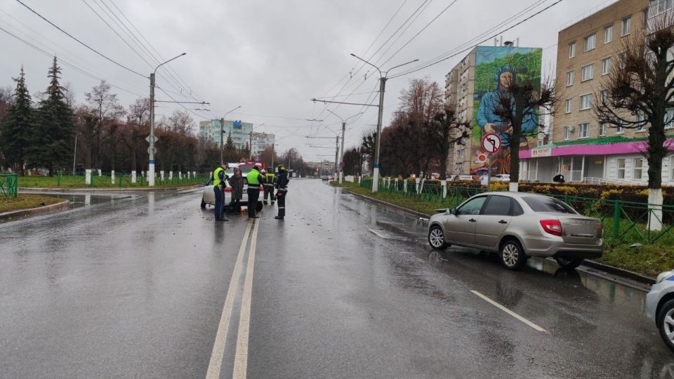 В Новочебоксарске на улице Винокурова «Веста» протаранила «Гранту» В Новочебоксарске на улице Винокурова «Веста» протаранила «Гранту»