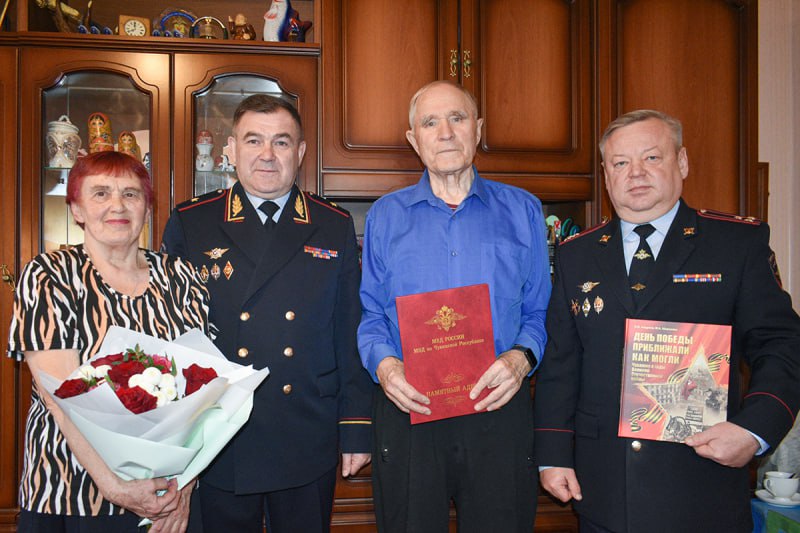 В Чувашии полицейские поздравили с юбилеем почетного председателя республиканской общественной организации ветеранов внутренних дел генерал-майора милиции Михаила Федоровича Киселева В Чувашии полицейские поздравили с юбилеем почетного председателя республиканской общественной организации ветеранов внутренних дел генерал-майора милиции Михаила Федоровича Киселева