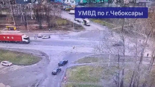В Чебоксарах полицейские устанавливают обстоятельства ДТП, в котором пострадало два человека