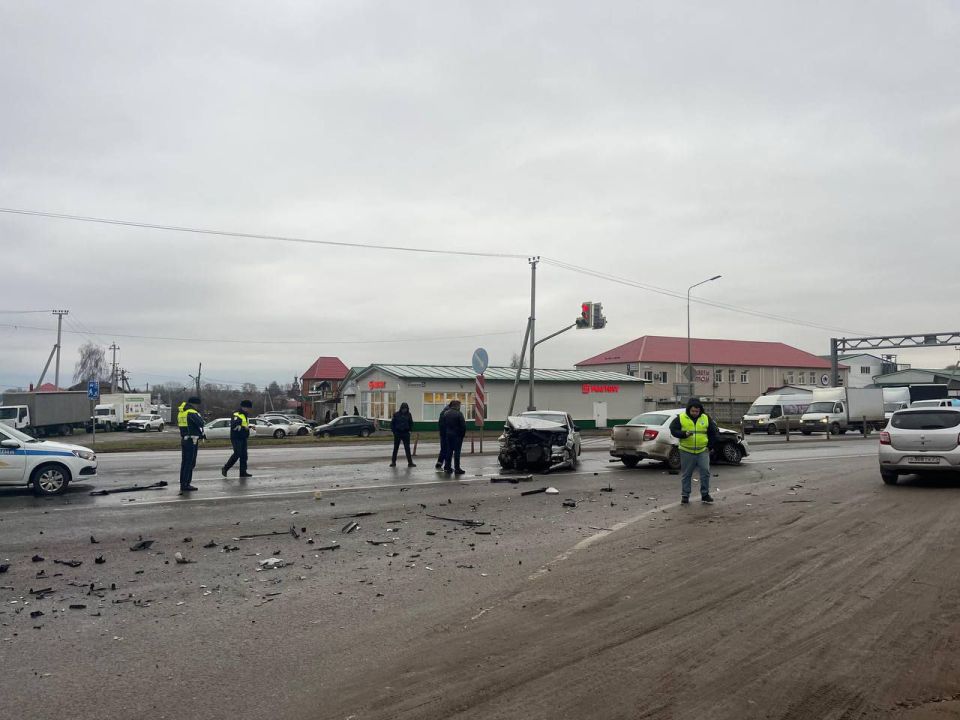 Столкновение Citron и Lada Granda на Канашском шоссе в 14:17 на Канашском шоссе, возле дома 2б произошло дорожнотранспортное происшествие