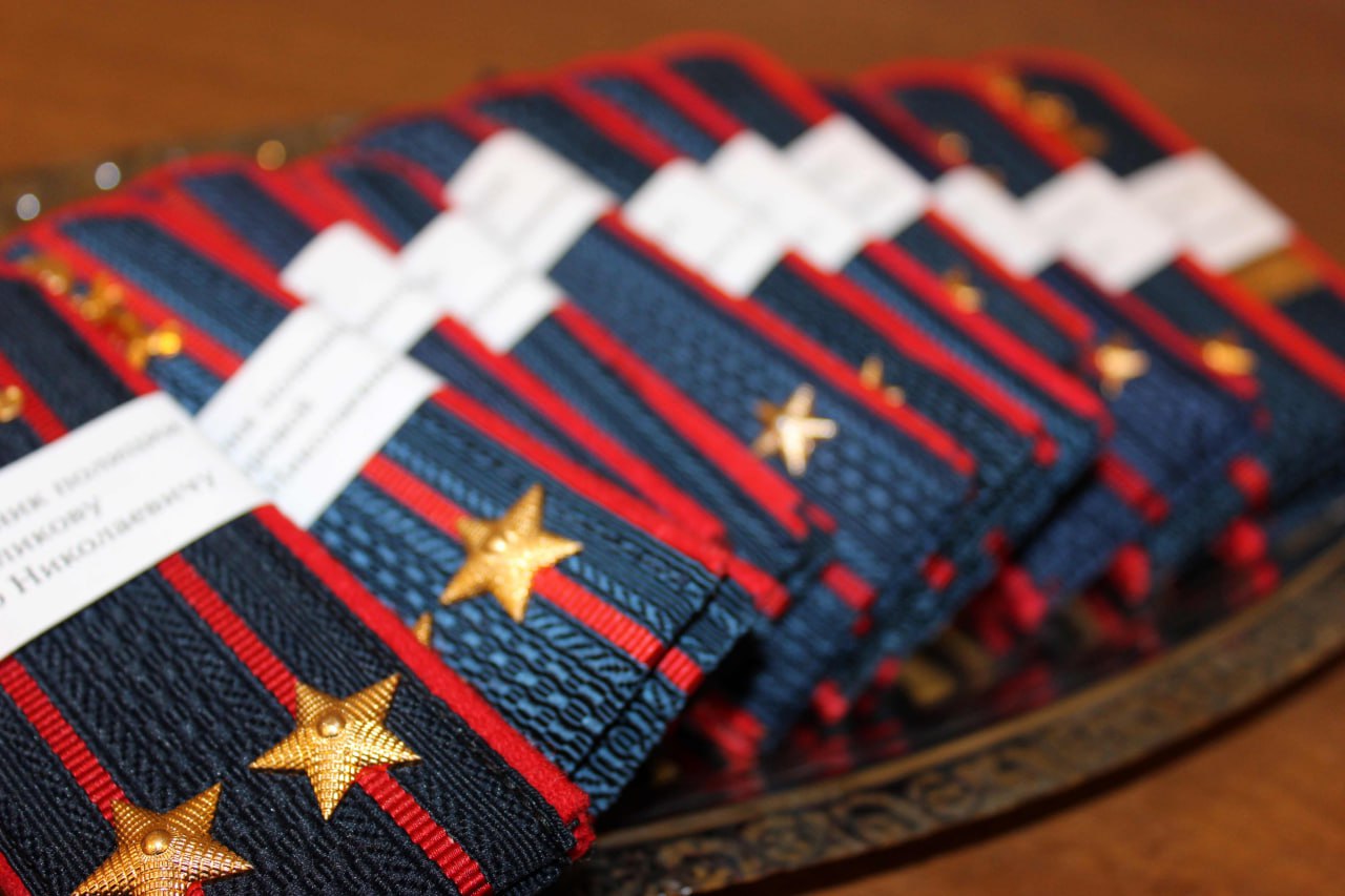 В преддверии профессионального праздника в Управлении МВД России по городу Чебоксары состоялась торжественная церемония выручения погон 11 сотрудникам различных служб и подразделений ведомства