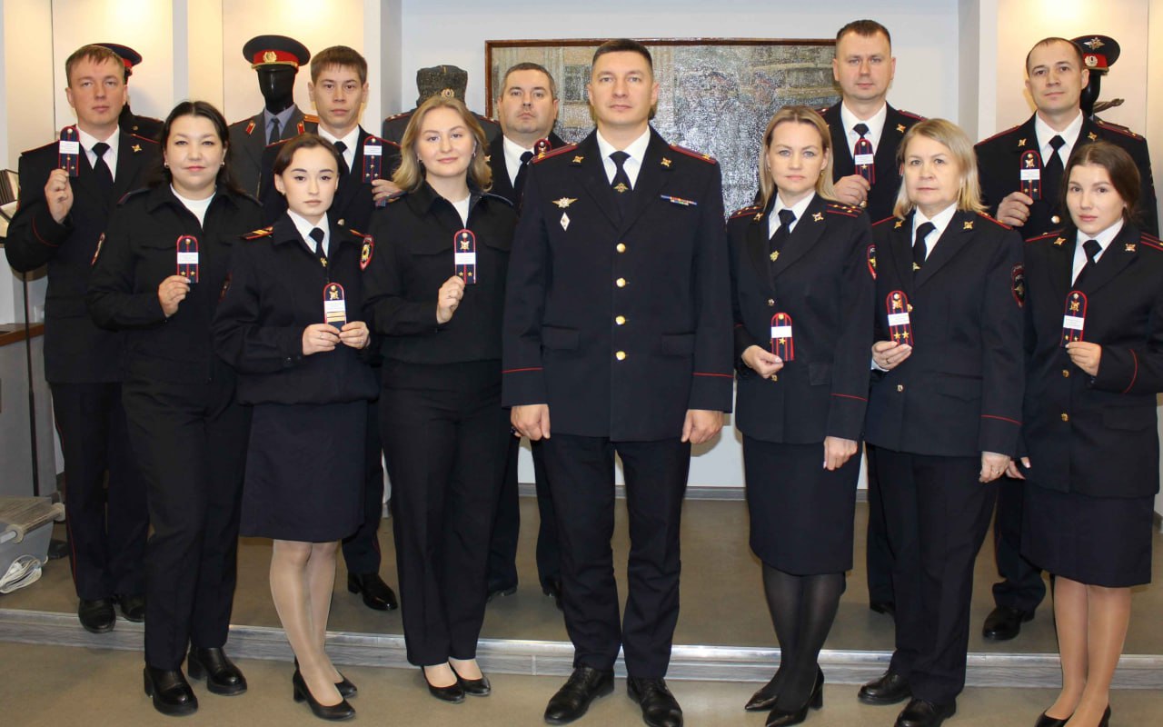 В преддверии профессионального праздника в Управлении МВД России по городу Чебоксары состоялась торжественная церемония выручения погон 11 сотрудникам различных служб и подразделений ведомства В преддверии профессионального праздника в Управлении МВД России по городу Чебоксары состоялась торжественная церемония выручения погон 11 сотрудникам различных служб и подразделений ведомства